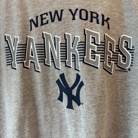 G-III 4Her by Carl Banks Women's New York Yankees MLB  Slugger Tee 23 Gray NEW w - Picture 3 of 6